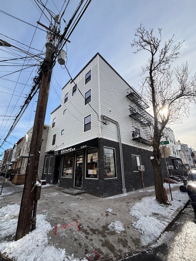 Building Photo - 136 Elm St