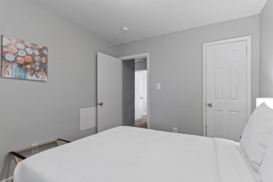 Building Photo - 1217 Woodbridge Dr