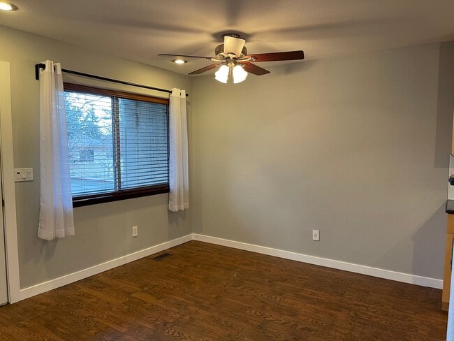 Building Photo - Updated Townhome Louisville- Perfect commuting location