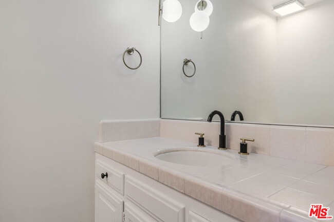 Building Photo - 2308 The Strand