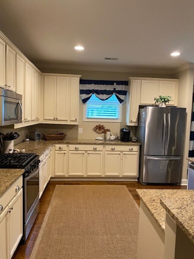 Building Photo - Amazing Furnished Town Home in Brunswick F...