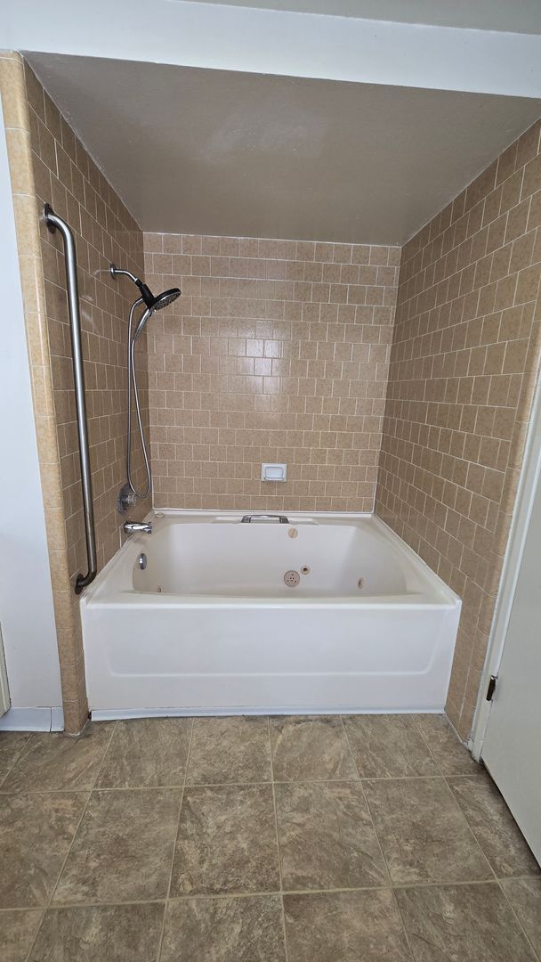 Building Photo - 4147 Pinewood Lake Dr