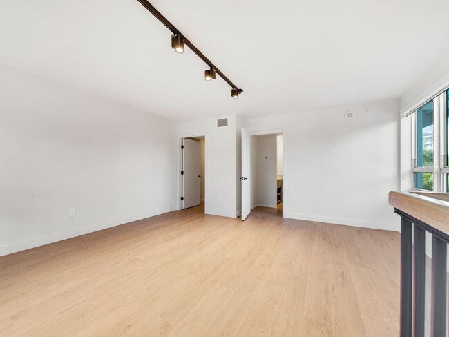 Building Photo - 1500 Bay Rd