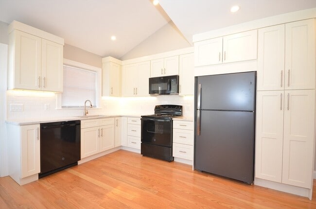 Building Photo - 18 Eaton Ave