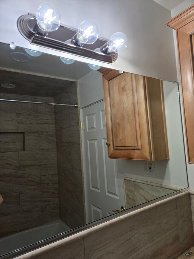 Building Photo - Completely Upgraded 2 bedroom Condo in Riverside