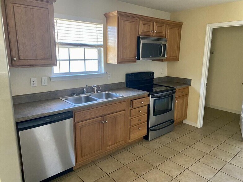 Building Photo - 504 Cedar Creek Dr