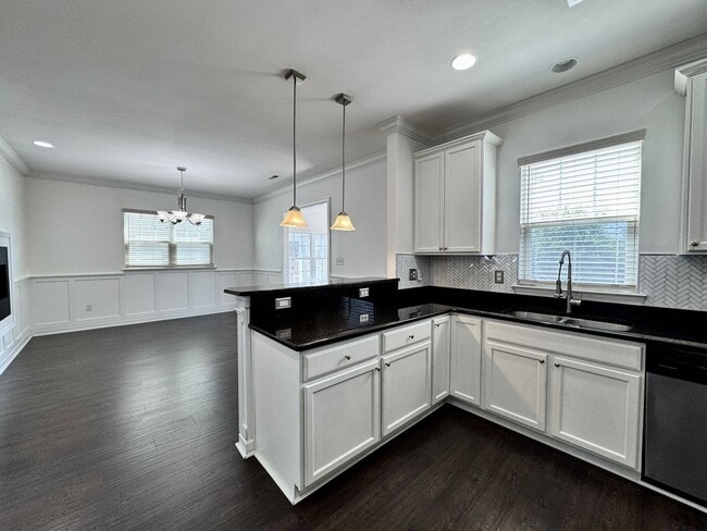 Building Photo - A Block From The Beaches! Ready 09-21-26! Oversized Parking Pad, Pet Friendly!