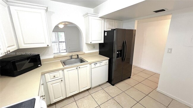 Building Photo - 711 N Pine Island Rd