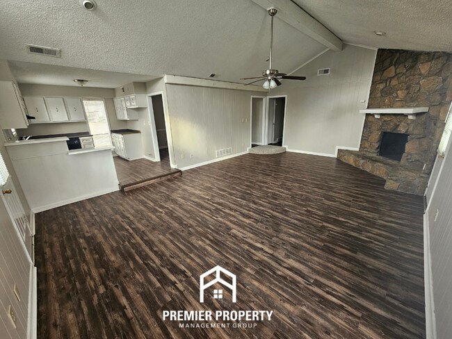 Building Photo - Spacious 3BR Memphis Home with Vaulted Ceilings, Fireplace & Fenced Backyard