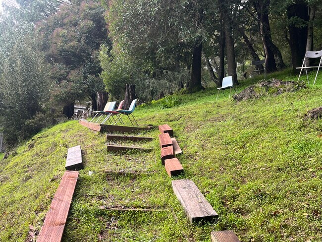 Building Photo - 8 Los Robles Dr