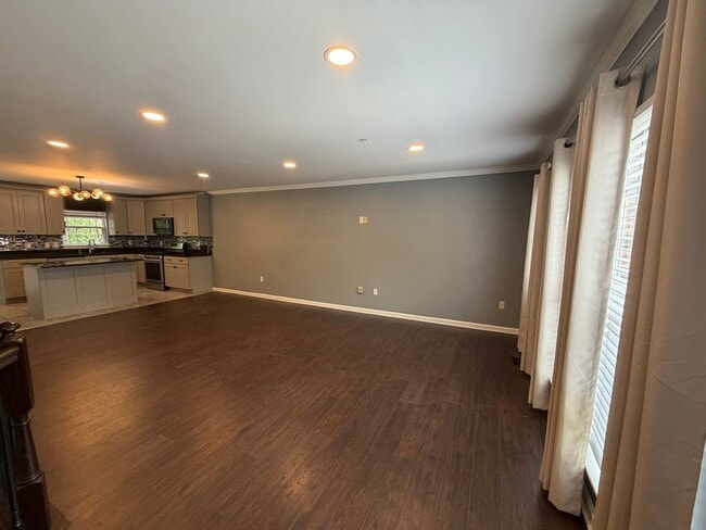 Building Photo - Beautiful Townhome in Seven Oaks!
