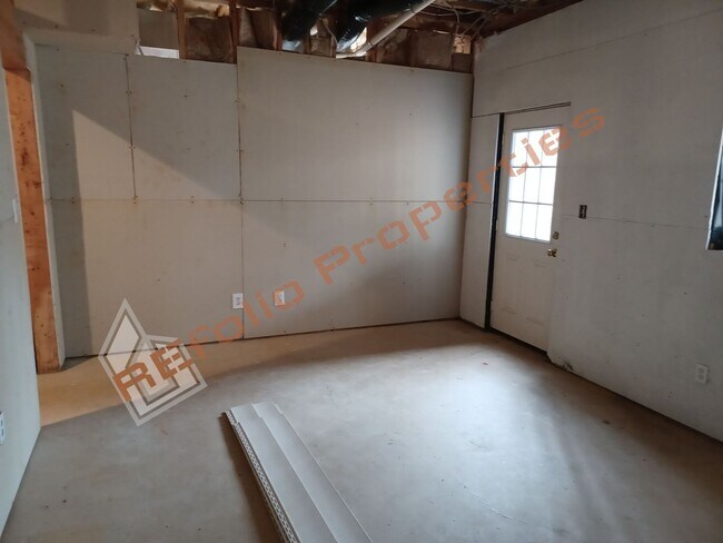 Building Photo - Beautiful 3 Bedroom Home w/a Bonus Room + Semi-furnished Basement in a 1 acre lot @ Hideaway Esta...