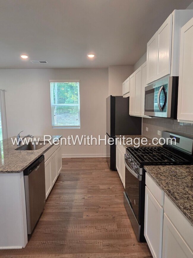 Building Photo - 8650 Paradise Dr