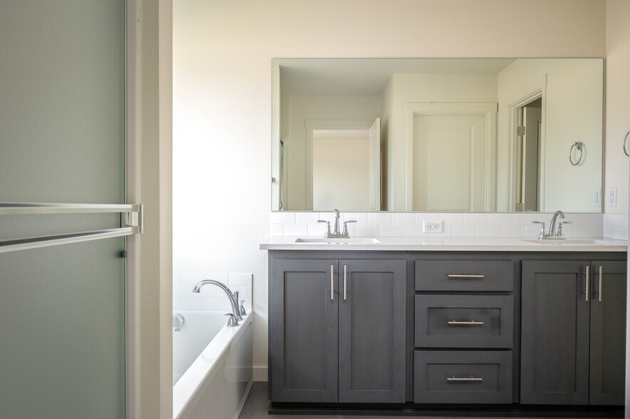 Master bath - 1965 NW 19th Ct