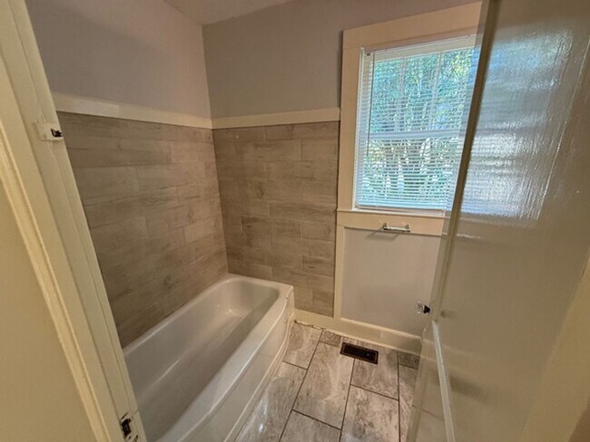 Building Photo - 3 Bedrooms | 2 Bathrooms | Rosewood Area