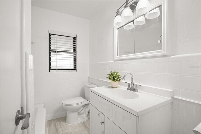 Building Photo - 524 Byron Rd