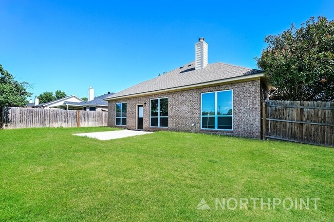Building Photo - 3 BR/2BA & Den | Single Family Home | 2-Car Garage | Fenced backyard