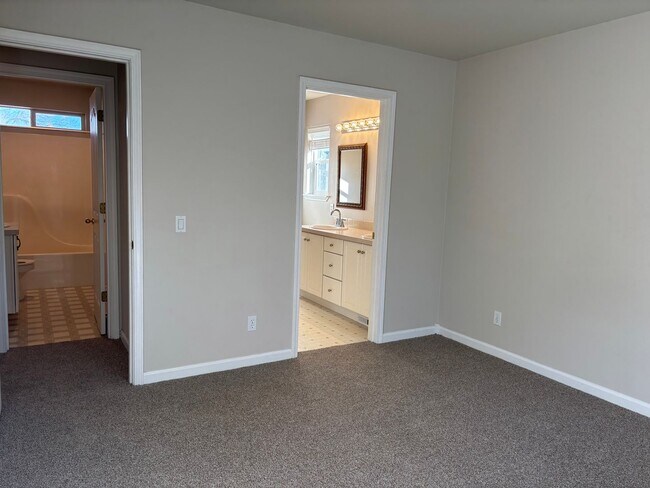 Building Photo - 3 BR/2.5 BA Townhouse