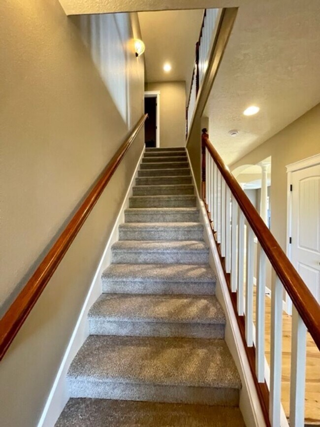 Building Photo - Gorgeous 3 bedroom spacious home in NE Ben...