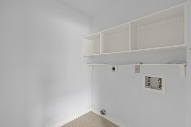 Building Photo - 3814 Sandcliff Dr