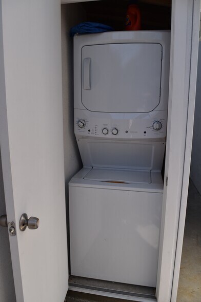 Studio Apartment has own washer/dryer - 2330 Malcolm Ave