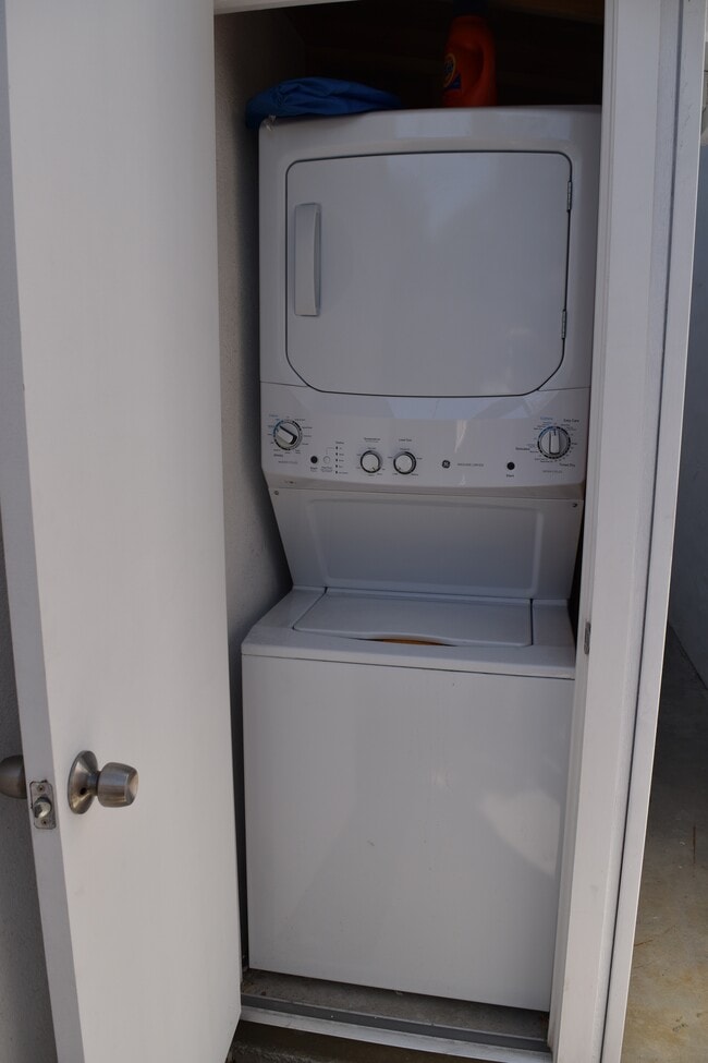 Studio Apartment has own washer/dryer - 2330 Malcolm Ave