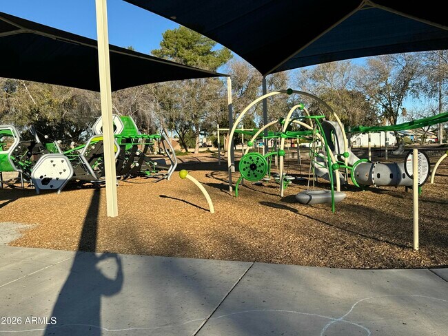 Building Photo - 1622 N Comanche Dr