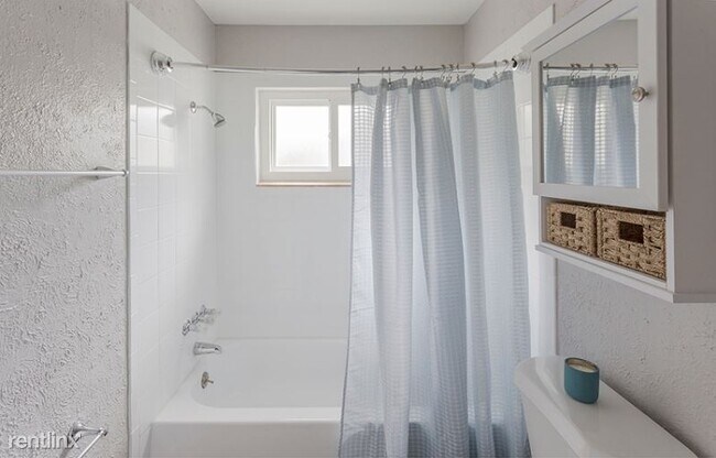 Building Photo - 3104 W San Juan St