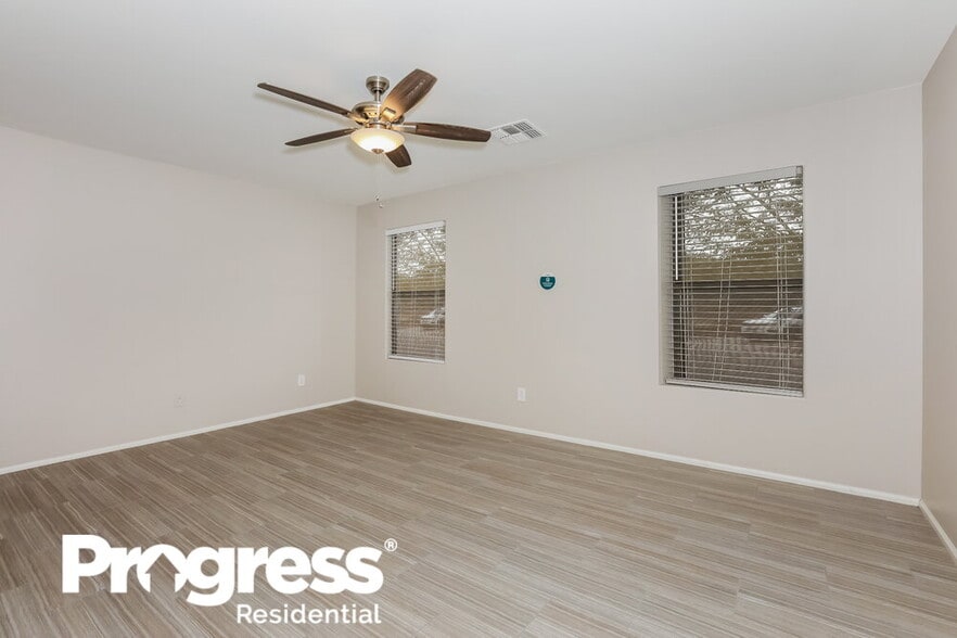 Building Photo - 1718 E Daniella Dr