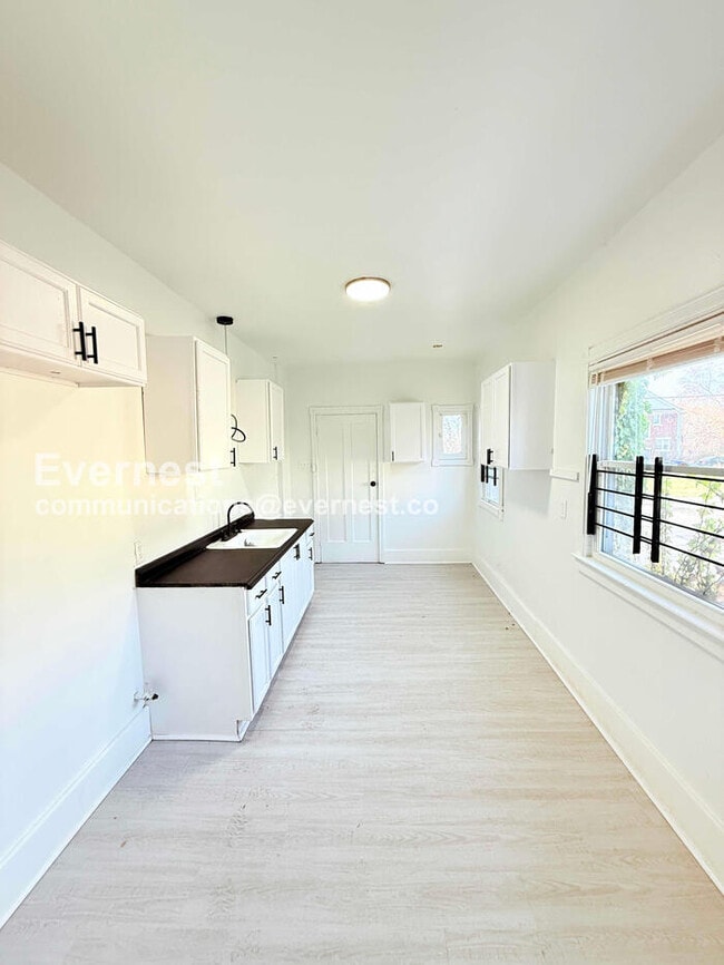 Building Photo - 3 Bed/1 Bath Home with Laundry Hookups / Pet-Friendly / Vouchers Accepted / Available Soon!