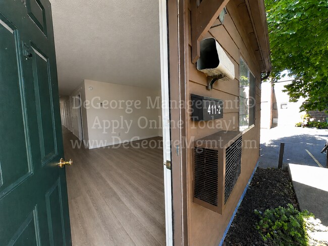 Building Photo - 2 Bedroom 1 Bath Ranch Apartment Home with washer dryer hookups for rent in Newark, NY