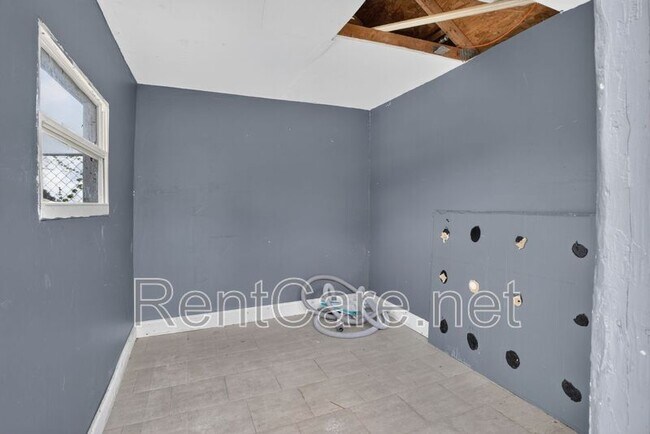 Building Photo - 121 Aurelia Ct