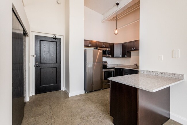 Building Photo - Loft Style One Bed