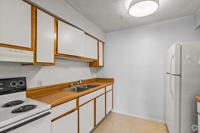 1BR, 1BA - 540SF - Kitchen - Northridge Retirement Center