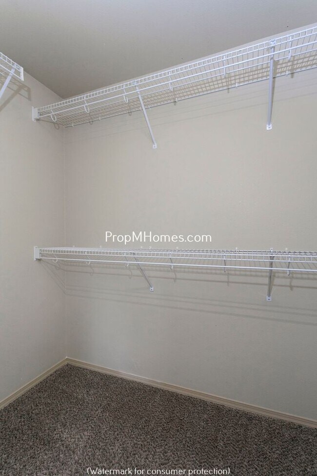 Building Photo - Comfortable 3-Story Townhome in Powellhurs...