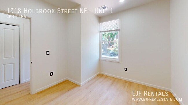 Building Photo - 1318 Holbrook St NE