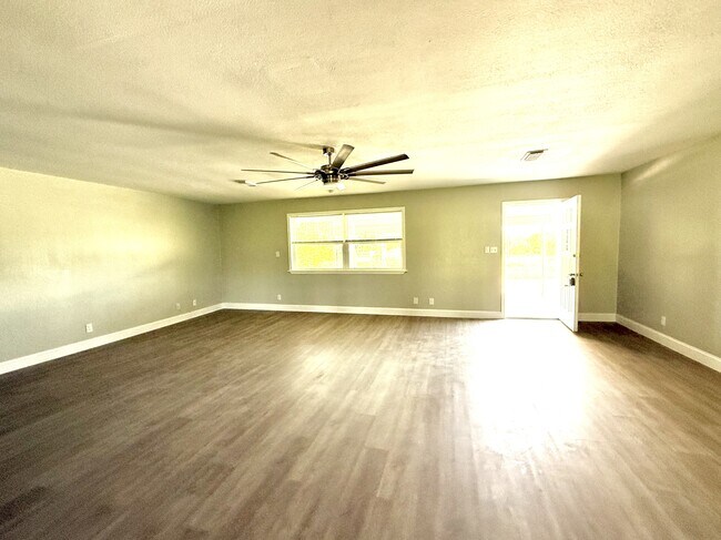 Building Photo - 39 Melody Ln