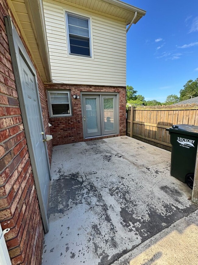 Building Photo - Spacious 2 Bed, 1.5 Bath Apartment in Prim...