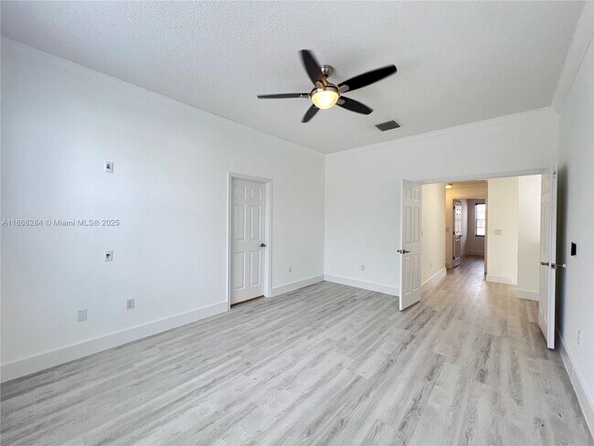 Building Photo - 725 NW 156th Ave