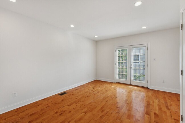 Building Photo - Beautiful 3 bedroom house with Private bac...