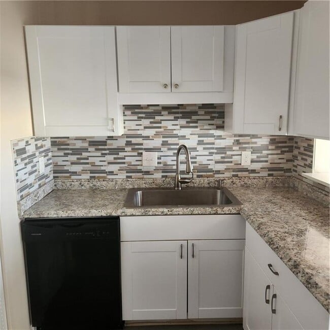 Building Photo - 293 Country Club Dr