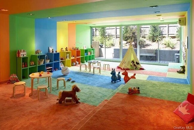 Building Photo - 925 Pacific St