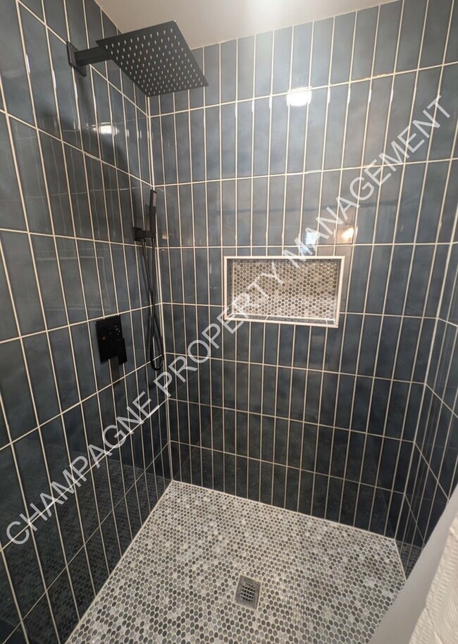 Building Photo - 4 Bedroom, 4 Bathroom Updated Home in Kansas City