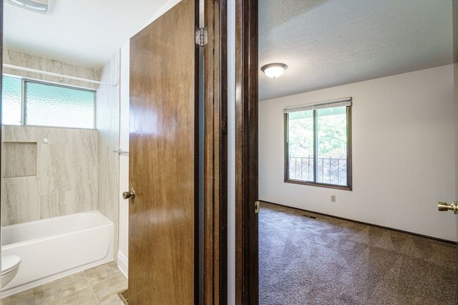 Building Photo - GREAT LOCATION!!! Single Level 3 bedroom 2...
