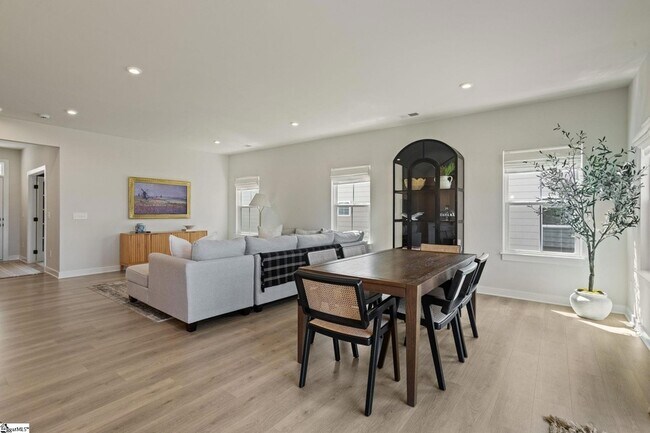 Building Photo - 680 Lady Fern Dr