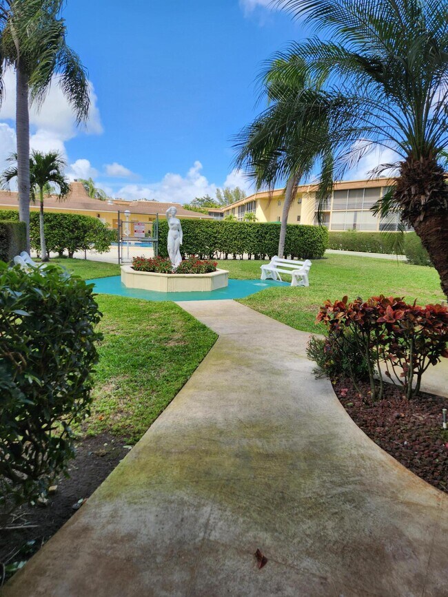 Building Photo - 600 Village Green Ct