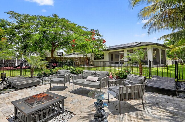 Building Photo - 600 NE 4th St