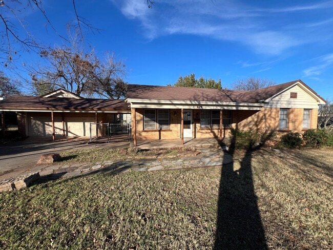 Building Photo - Start The New Year Here! 3 Bedroom, 1 Blk. So.of UCO