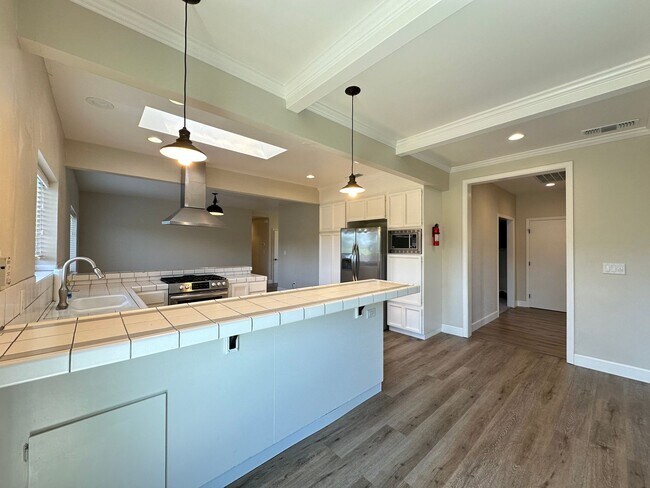 Building Photo - 4 Bedroom Home on Half Acre Lot