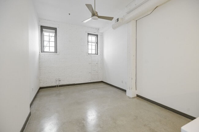 Building Photo - Downstairs Flat by Bike Rack with Washer &...